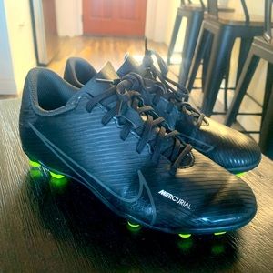 Nike Soccer Cleats 5Y